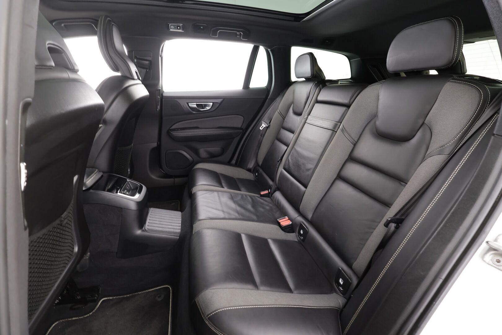 Volvo V60 2019 T8 AWD R-Design aut * Pilot assist / Webasto / Koukku / Panoraama / Muistipenkki / LED / P.kamera / Apple&Android * - Kahdet Renkaat