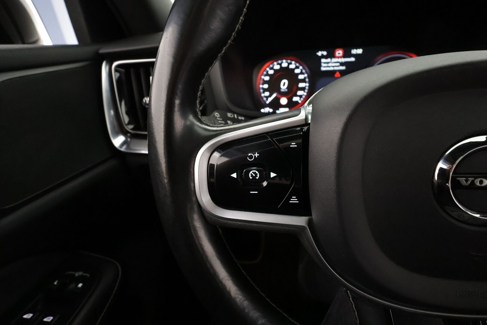 Volvo V60 2019 T8 AWD R-Design aut * Pilot assist / Webasto / Koukku / Panoraama / Muistipenkki / LED / P.kamera / Apple&Android * - Kahdet Renkaat