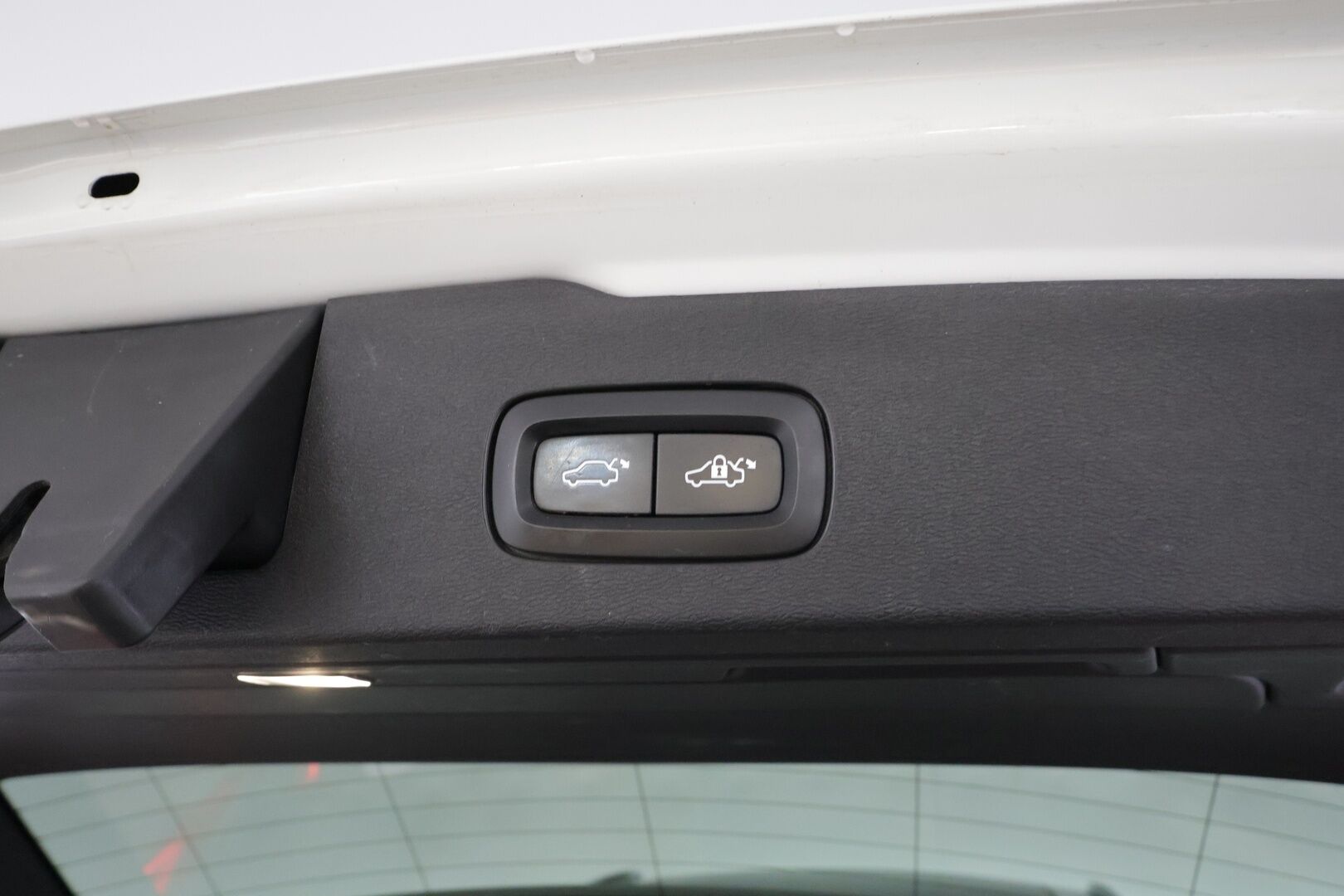 Volvo V60 2019 T8 AWD R-Design aut * Pilot assist / Webasto / Koukku / Panoraama / Muistipenkki / LED / P.kamera / Apple&Android * - Kahdet Renkaat