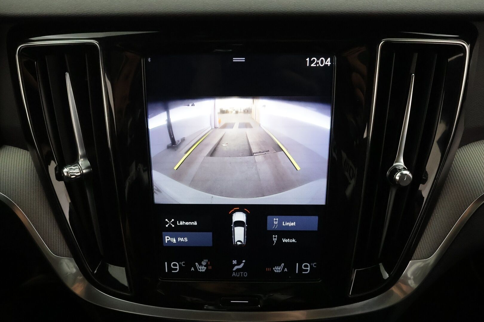 Volvo V60 2019 T8 AWD R-Design aut * Pilot assist / Webasto / Koukku / Panoraama / Muistipenkki / LED / P.kamera / Apple&Android * - Kahdet Renkaat