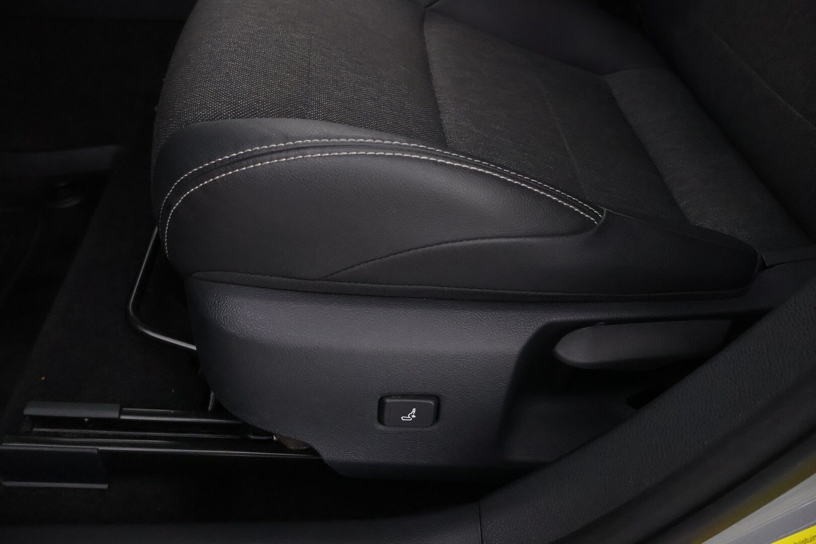 Toyota Corolla 2023 Touring Sports 1,8 Hybrid Prestige Edition - Suomiauto / Merkkihuollot / Adapt.Vakkari / Peruutuskamera / Puolinahkasisusta / Adapt.LED / Navi / Huippuvarusteet / Erikoisväri!