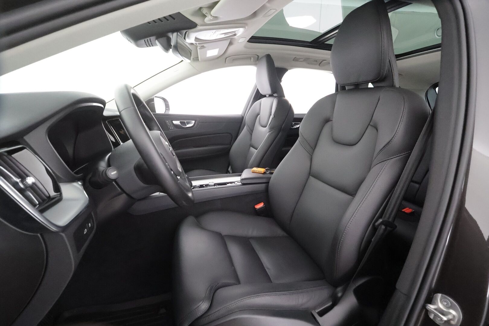 Volvo XC60 2023 T6 AWD Long Range Plus Bright aut - | Webasto | Koukku | ACC | Panorama | 360 | Sporttinahat Muistilla | Full-LED | HP Audio | Kaistavahti | Katveavustin | Navi | Keyless | 1-om Suomi-auto | Merkkihuollot | Kahdet renkaat |