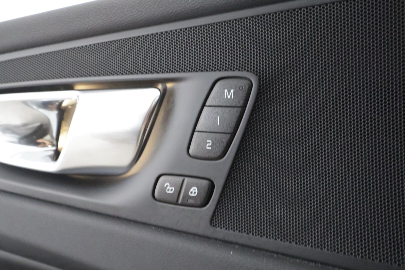 Volvo XC60 2023 T6 AWD Long Range Plus Bright aut - | Webasto | Koukku | ACC | Panorama | 360 | Sporttinahat Muistilla | Full-LED | HP Audio | Kaistavahti | Katveavustin | Navi | Keyless | 1-om Suomi-auto | Merkkihuollot | Kahdet renkaat |