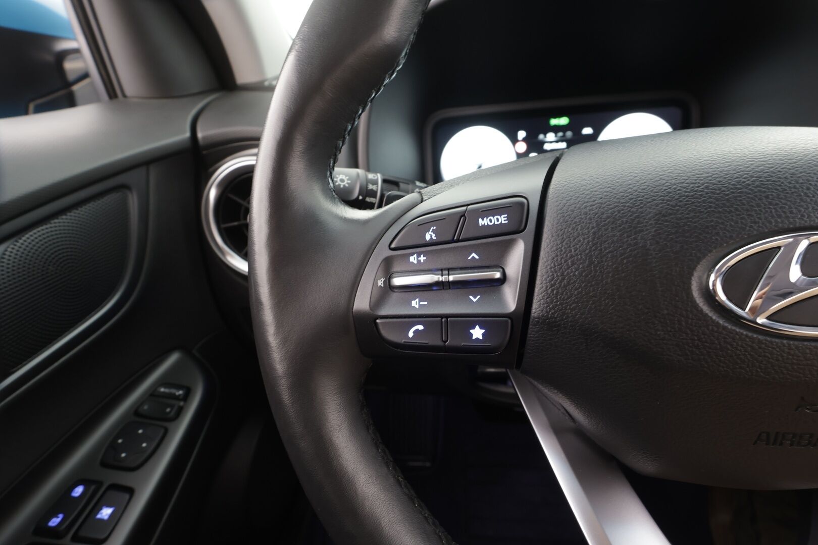 Hyundai KONA 2022 Electric 64 kWh 204 hv Comfort - | ACC | ILP | Vetokoukku | HUD | Krell | HDA | LED | Digimittaristo | P.kamera | Blind spot assist | RCTA | Lämm. ratti | Apple & Android | 