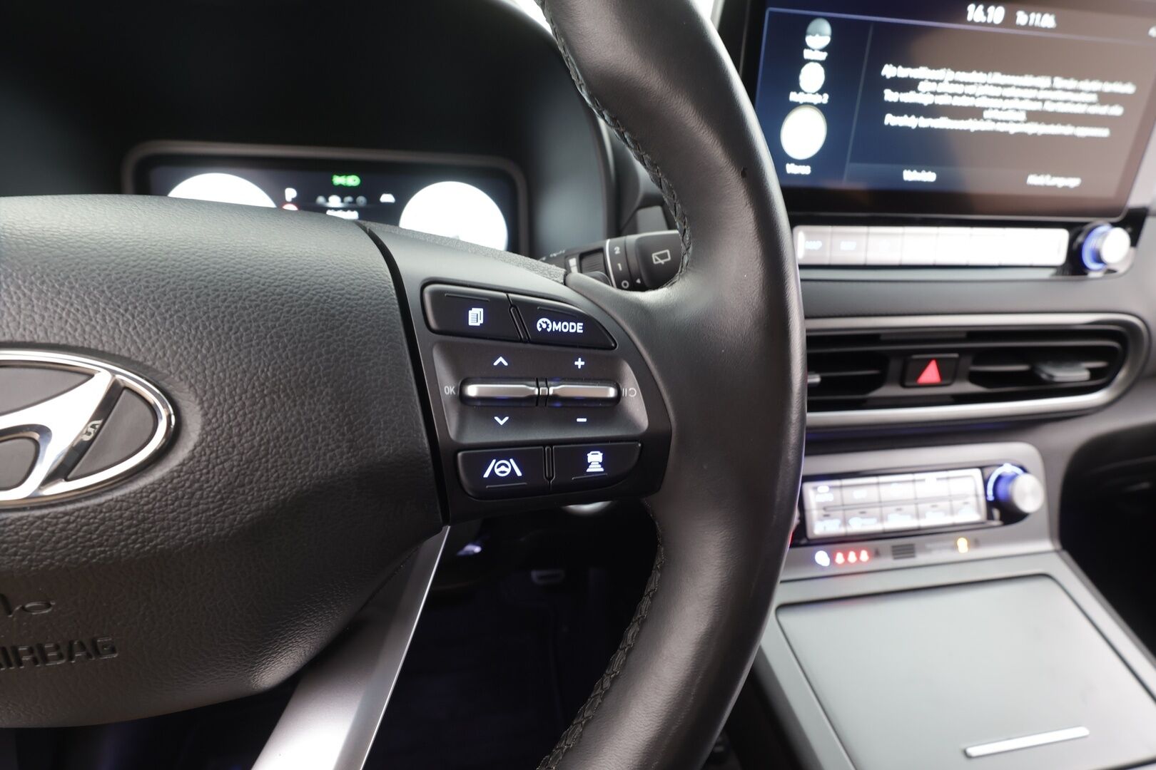 Hyundai KONA 2022 Electric 64 kWh 204 hv Comfort - | ACC | ILP | Vetokoukku | HUD | Krell | HDA | LED | Digimittaristo | P.kamera | Blind spot assist | RCTA | Lämm. ratti | Apple & Android | 