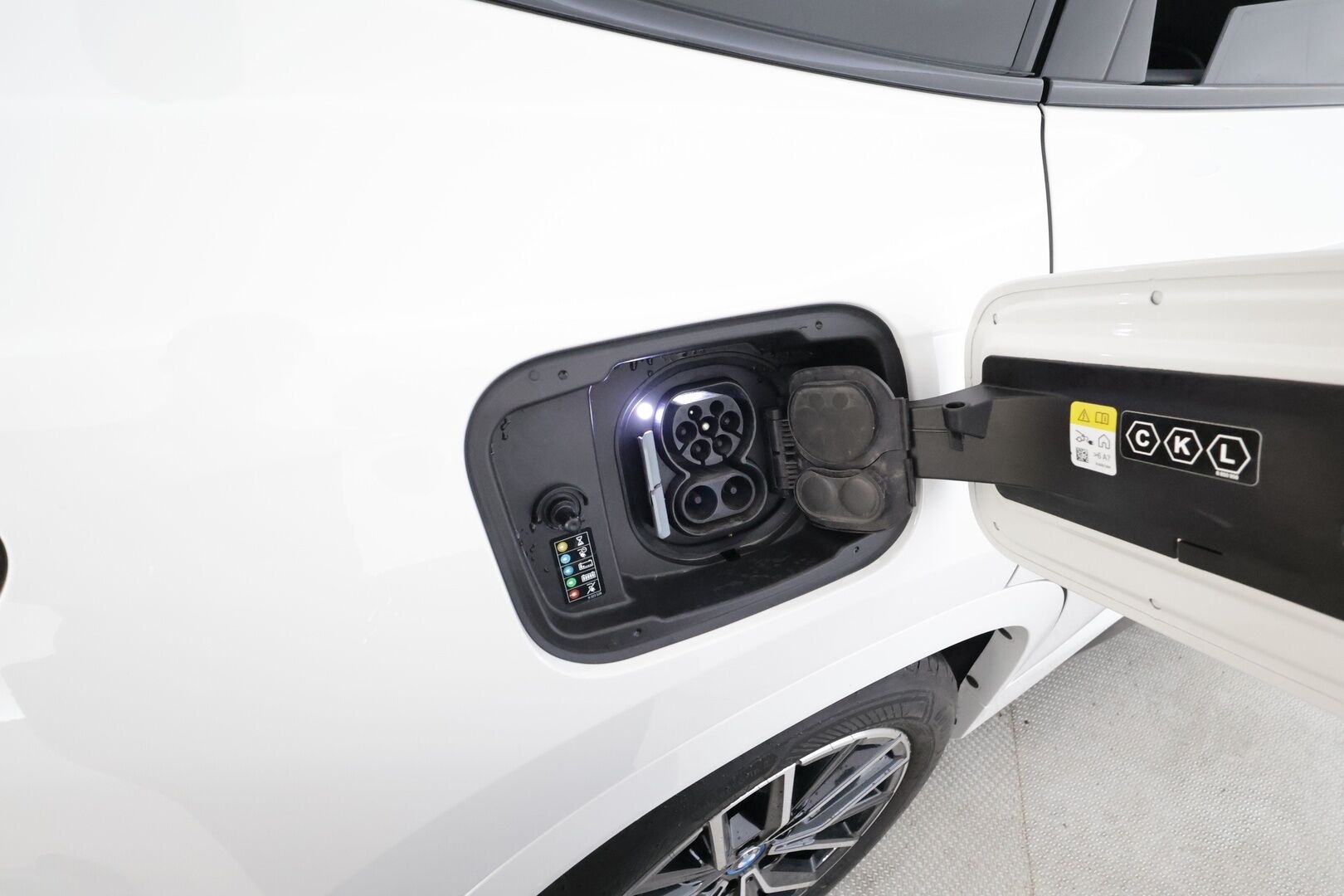 BMW iX1 2023 U11 30 xDrive M Sport - | ACC | Lisälämmitin | P.Kamera | Widescreen | Muistipenkki | LED | H/K | Sporttinahat | Comfort access | Apple&Android | Merkkihuollettu | Kahdet Renkaat |