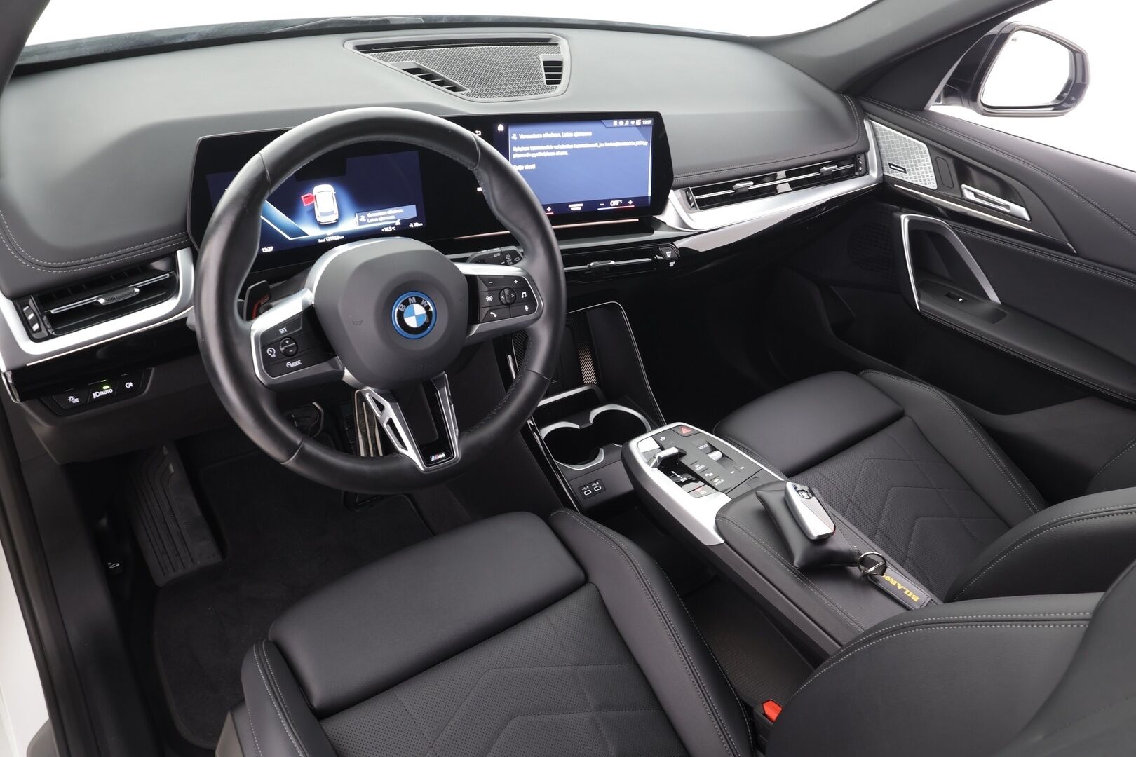 BMW iX1 2023 U11 30 xDrive M Sport - | ACC | Lisälämmitin | P.Kamera | Widescreen | Muistipenkki | LED | H/K | Sporttinahat | Comfort access | Apple&Android | Merkkihuollettu | Kahdet Renkaat |