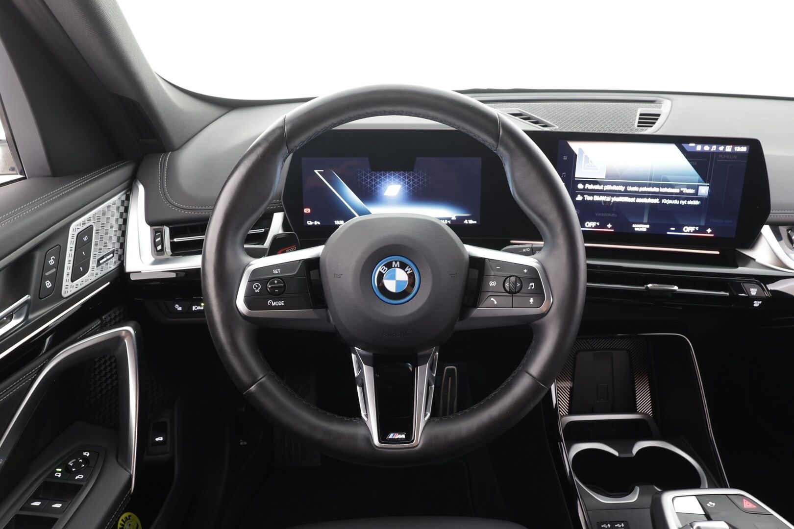 BMW iX1 2023 U11 30 xDrive M Sport - Merkkihuollettu | ACC | Lisälämmitin | P.Kamera | Widescreen | Muistipenkki | LED | H/K | Sporttinahat | Comfort access | Apple&Android | Kahdet Renkaat