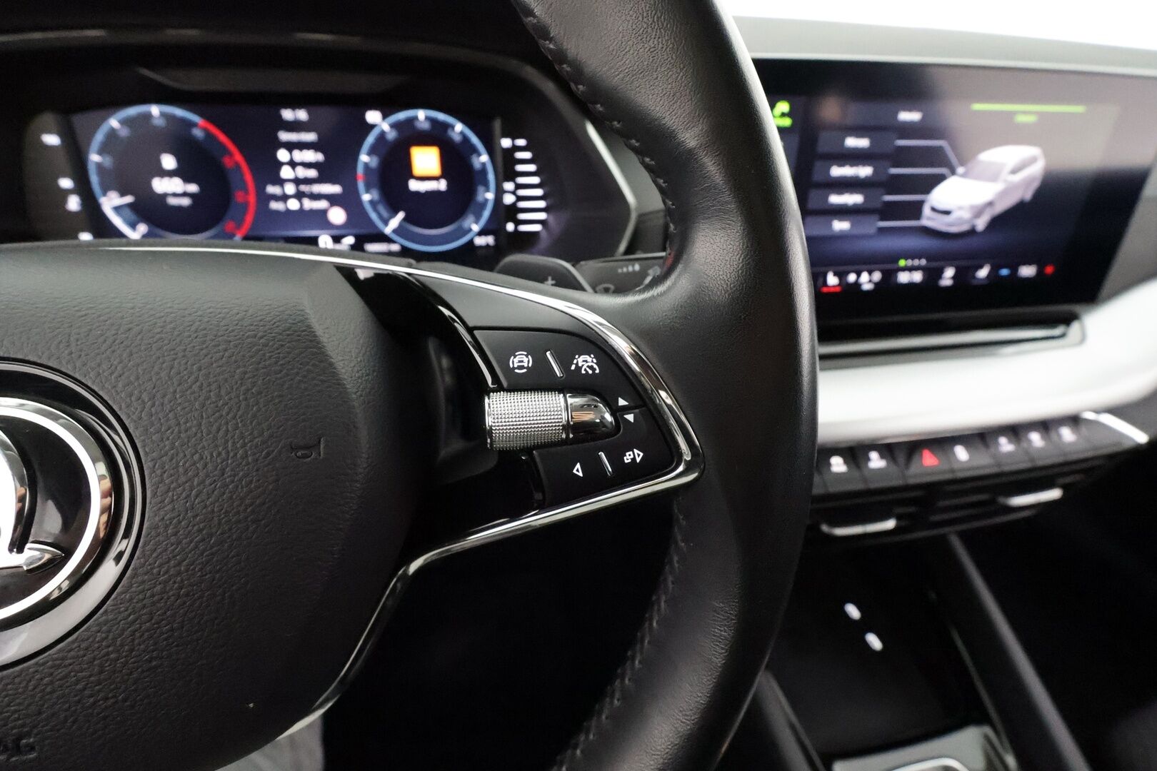 SKODA OCTAVIA 2023 Combi Ambition 2.0 TDI 110kW - ACC | Webasto | Koukku | Matrix LED | Hierovat penkit | P.kamera ja tutkat | Ambient | KeyLess | Navi 