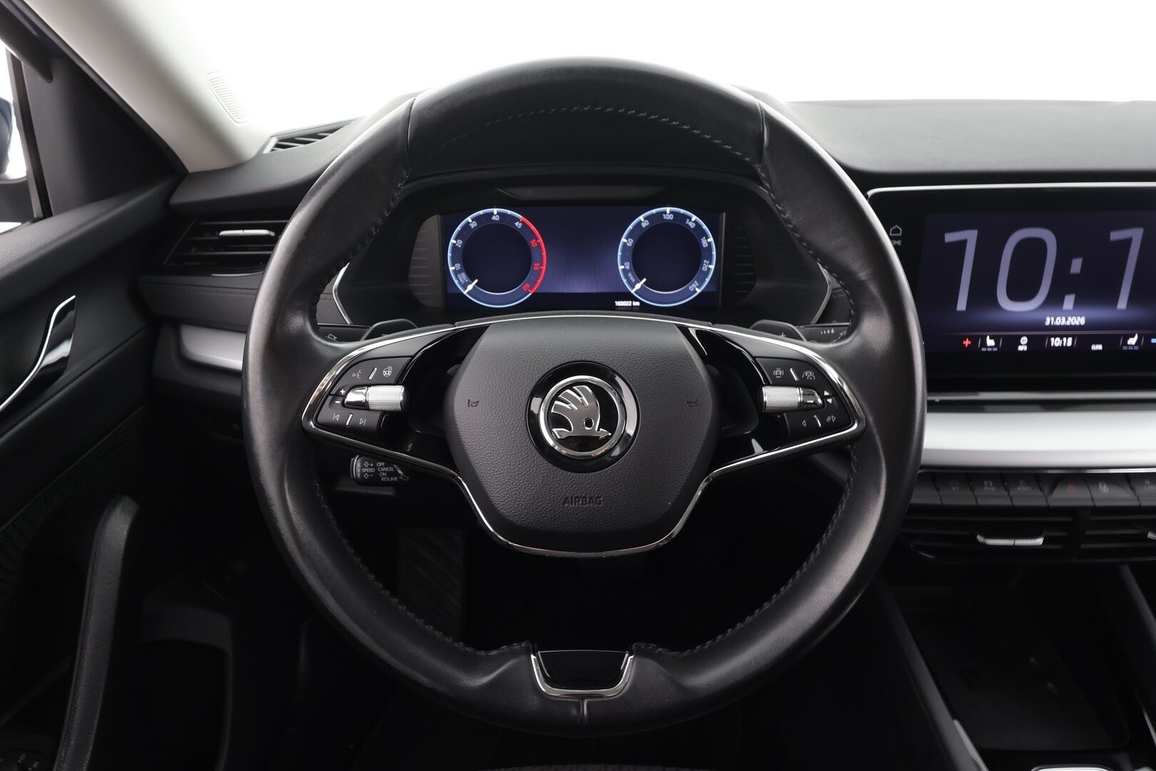 SKODA OCTAVIA 2023 Combi Ambition 2.0 TDI 110kW - ACC | Webasto | Koukku | Matrix LED | Hierovat penkit | P.kamera ja tutkat | Ambient | KeyLess | Navi 