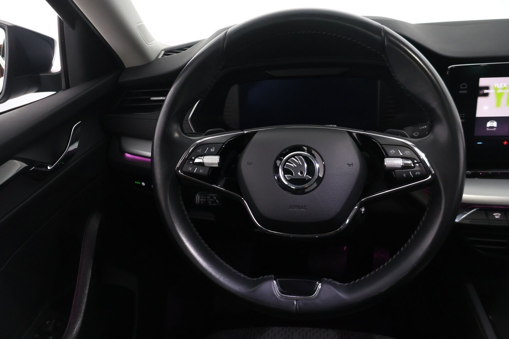 SKODA OCTAVIA 2023 Combi Ambition 2.0 TDI 110kW - ACC | Webasto | Koukku | Matrix LED | Hierovat penkit | P.kamera ja tutkat | Ambient | KeyLess | Navi 