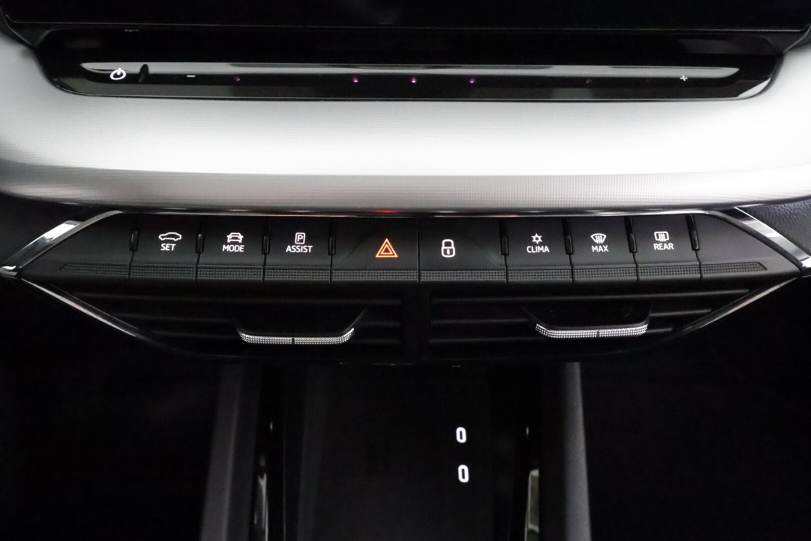 SKODA OCTAVIA 2023 Combi Ambition 2.0 TDI 110kW - ACC | Webasto | Koukku | Matrix LED | Hierovat penkit | P.kamera ja tutkat | Ambient | KeyLess | Navi 