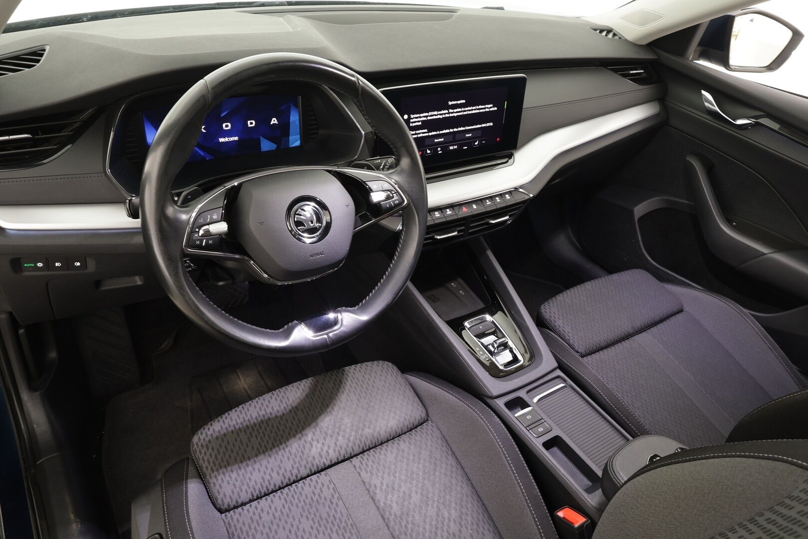 SKODA OCTAVIA 2023 Combi Ambition 2.0 TDI 110kW - ACC | Webasto | Koukku | Matrix LED | Hierovat penkit | P.kamera ja tutkat | Ambient | KeyLess | Navi 