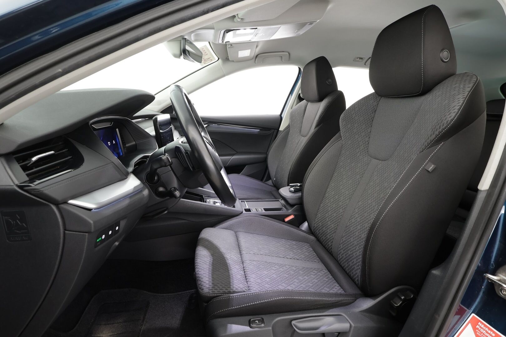 SKODA OCTAVIA 2023 Combi Ambition 2.0 TDI 110kW - ACC | Webasto | Koukku | Matrix LED | Hierovat penkit | P.kamera ja tutkat | Ambient | KeyLess | Navi 