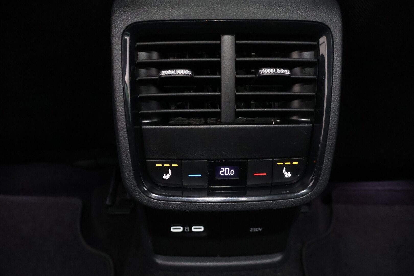 SKODA OCTAVIA 2023 Combi Ambition 2.0 TDI 110kW - ACC | Webasto | Koukku | Matrix LED | Hierovat penkit | P.kamera ja tutkat | Ambient | KeyLess | Navi 