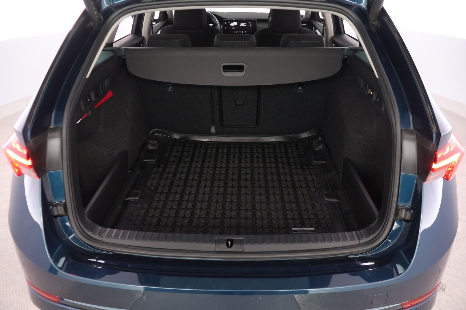 SKODA OCTAVIA 2023 Combi Ambition 2.0 TDI 110kW - ACC | Webasto | Koukku | Matrix LED | Hierovat penkit | P.kamera ja tutkat | Ambient | KeyLess | Navi 