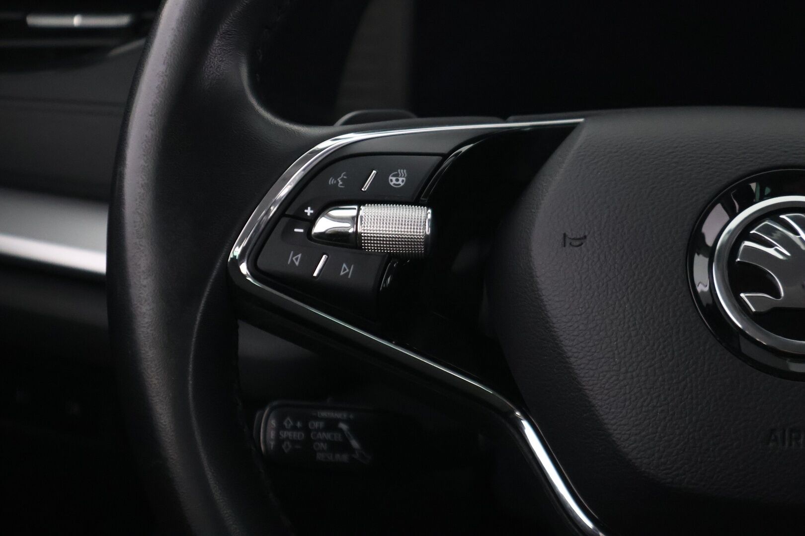 SKODA OCTAVIA 2023 Combi Ambition 2.0 TDI 110kW - ACC | Webasto | Koukku | Matrix LED | Hierovat penkit | P.kamera ja tutkat | Ambient | KeyLess | Navi 