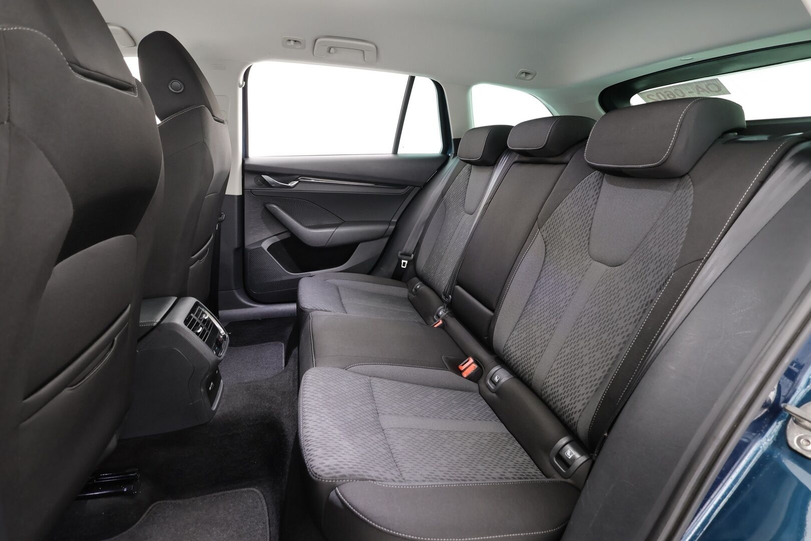 SKODA OCTAVIA 2023 Combi Ambition 2.0 TDI 110kW - ACC | Webasto | Koukku | Matrix LED | Hierovat penkit | P.kamera ja tutkat | Ambient | KeyLess | Navi 
