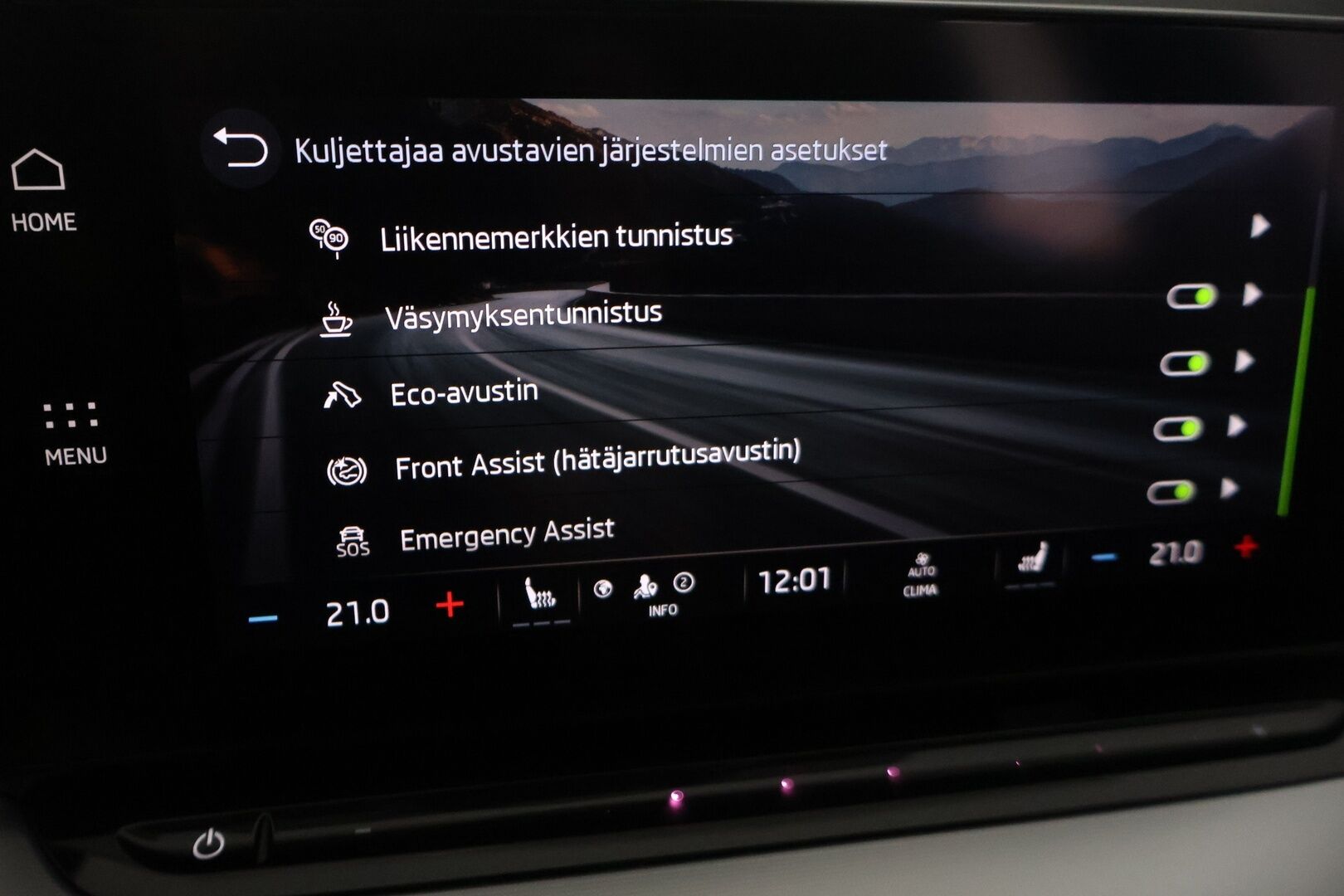 SKODA OCTAVIA 2023 Combi Ambition 2.0 TDI 110kW - ACC | Webasto | Koukku | Matrix LED | Hierovat penkit | P.kamera ja tutkat | Ambient | KeyLess | Navi 