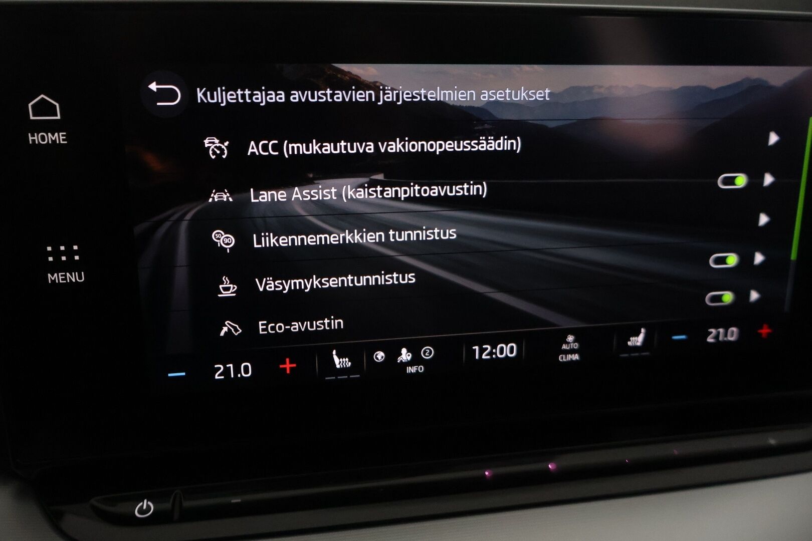SKODA OCTAVIA 2023 Combi Ambition 2.0 TDI 110kW - ACC | Webasto | Koukku | Matrix LED | Hierovat penkit | P.kamera ja tutkat | Ambient | KeyLess | Navi 