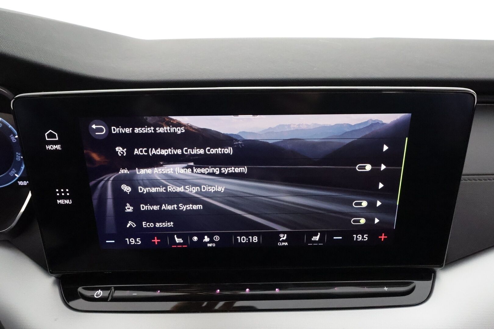 SKODA OCTAVIA 2023 Combi Ambition 2.0 TDI 110kW - ACC | Webasto | Koukku | Matrix LED | Hierovat penkit | P.kamera ja tutkat | Ambient | KeyLess | Navi 