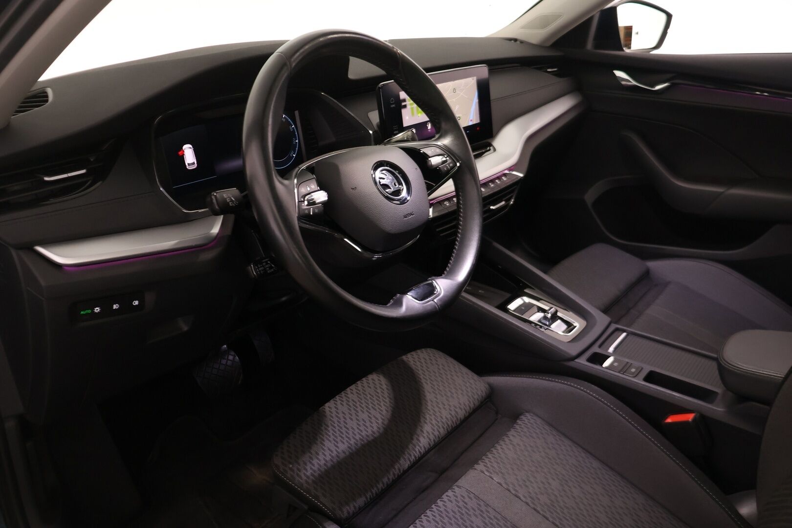 SKODA OCTAVIA 2023 Combi Ambition 2.0 TDI 110kW - ACC | Webasto | Koukku | Matrix LED | Hierovat penkit | P.kamera ja tutkat | Ambient | KeyLess | Navi 