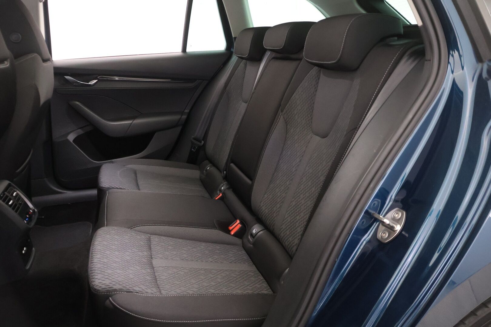 SKODA OCTAVIA 2023 Combi Ambition 2.0 TDI 110kW - ACC | Webasto | Koukku | Matrix LED | Hierovat penkit | P.kamera ja tutkat | Ambient | KeyLess | Navi 