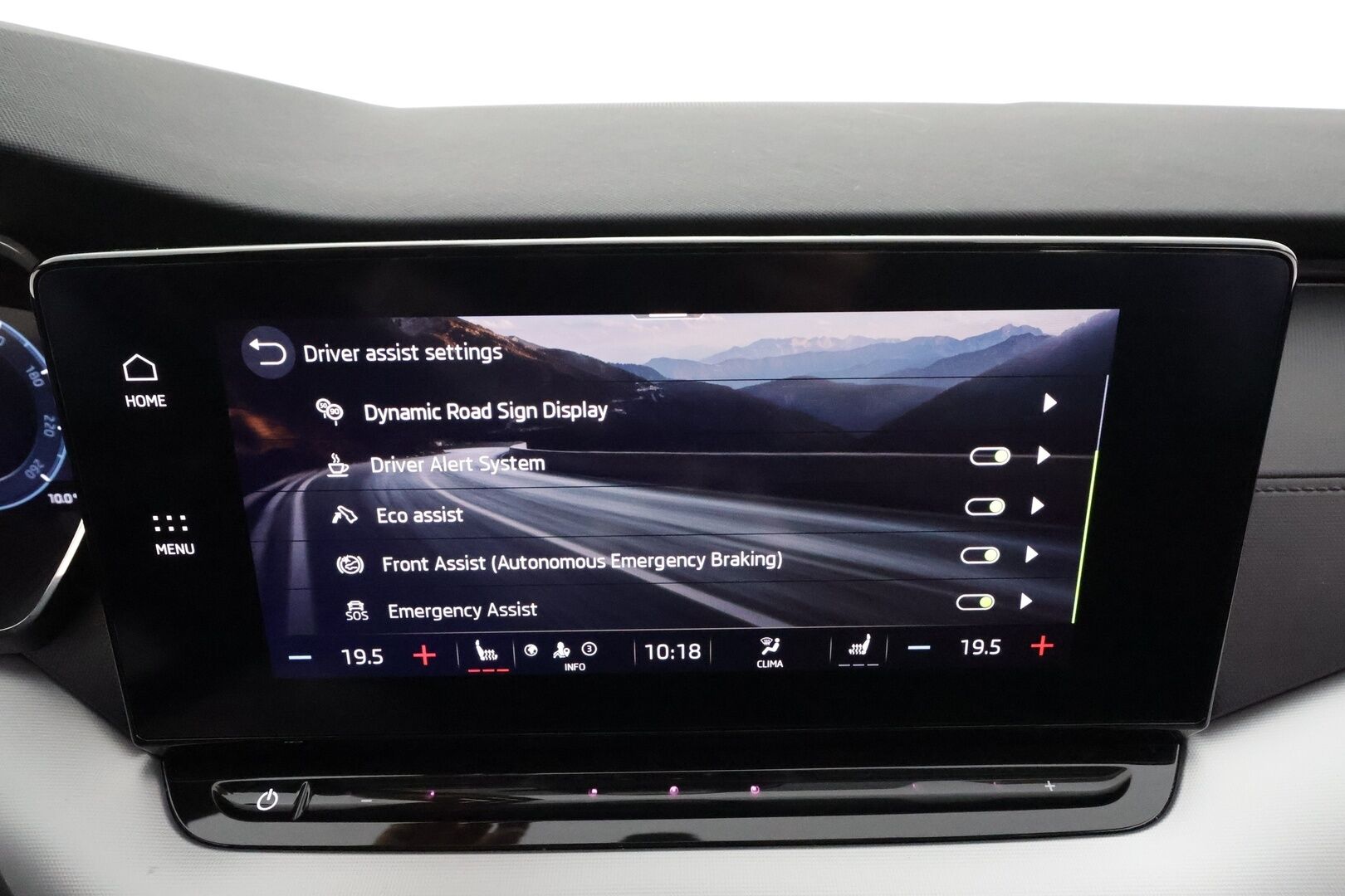 SKODA OCTAVIA 2023 Combi Ambition 2.0 TDI 110kW - ACC | Webasto | Koukku | Matrix LED | Hierovat penkit | P.kamera ja tutkat | Ambient | KeyLess | Navi 
