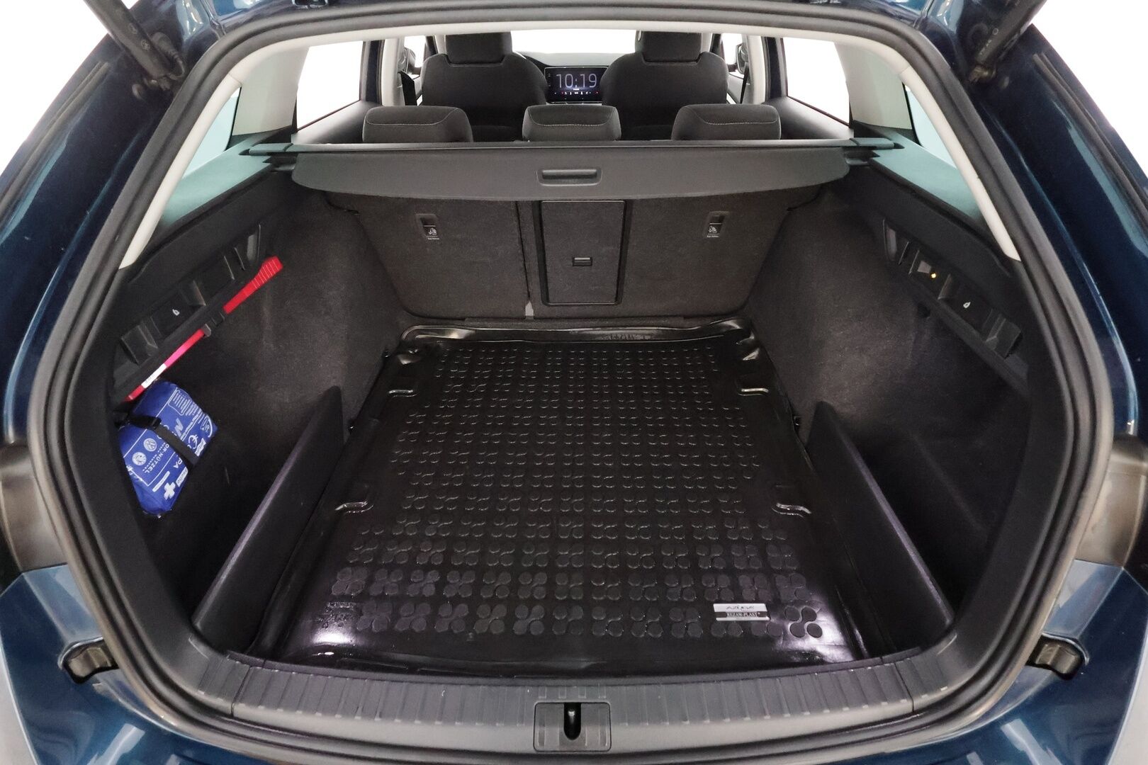 SKODA OCTAVIA 2023 Combi Ambition 2.0 TDI 110kW - ACC | Webasto | Koukku | Matrix LED | Hierovat penkit | P.kamera ja tutkat | Ambient | KeyLess | Navi 