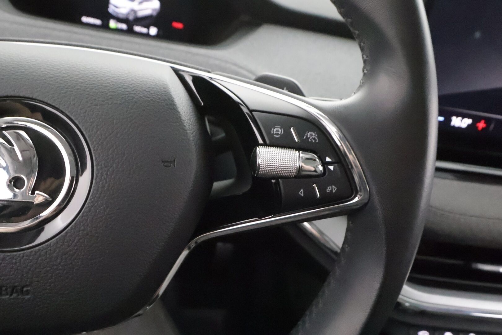 SKODA ENYAQ 2023 IV80 204hv Coupe Pluspaket - | ACC | ILP | Koukku | Matrix-LED | Lasikatto | Muistipenkki | Keyless |