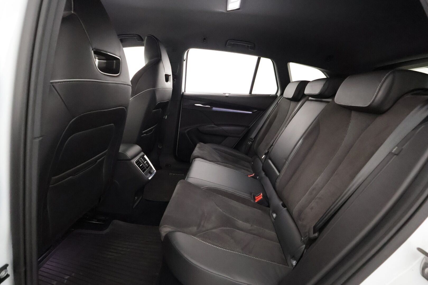 SKODA ENYAQ 2023 80x 4x4 SportLine  - | ACC | ILP | Koukku | Canton | Matrix-LED | Muistipenkki | Ratinlämmitys | Puolinahat | P.Kamera | Merkkihuollettu |