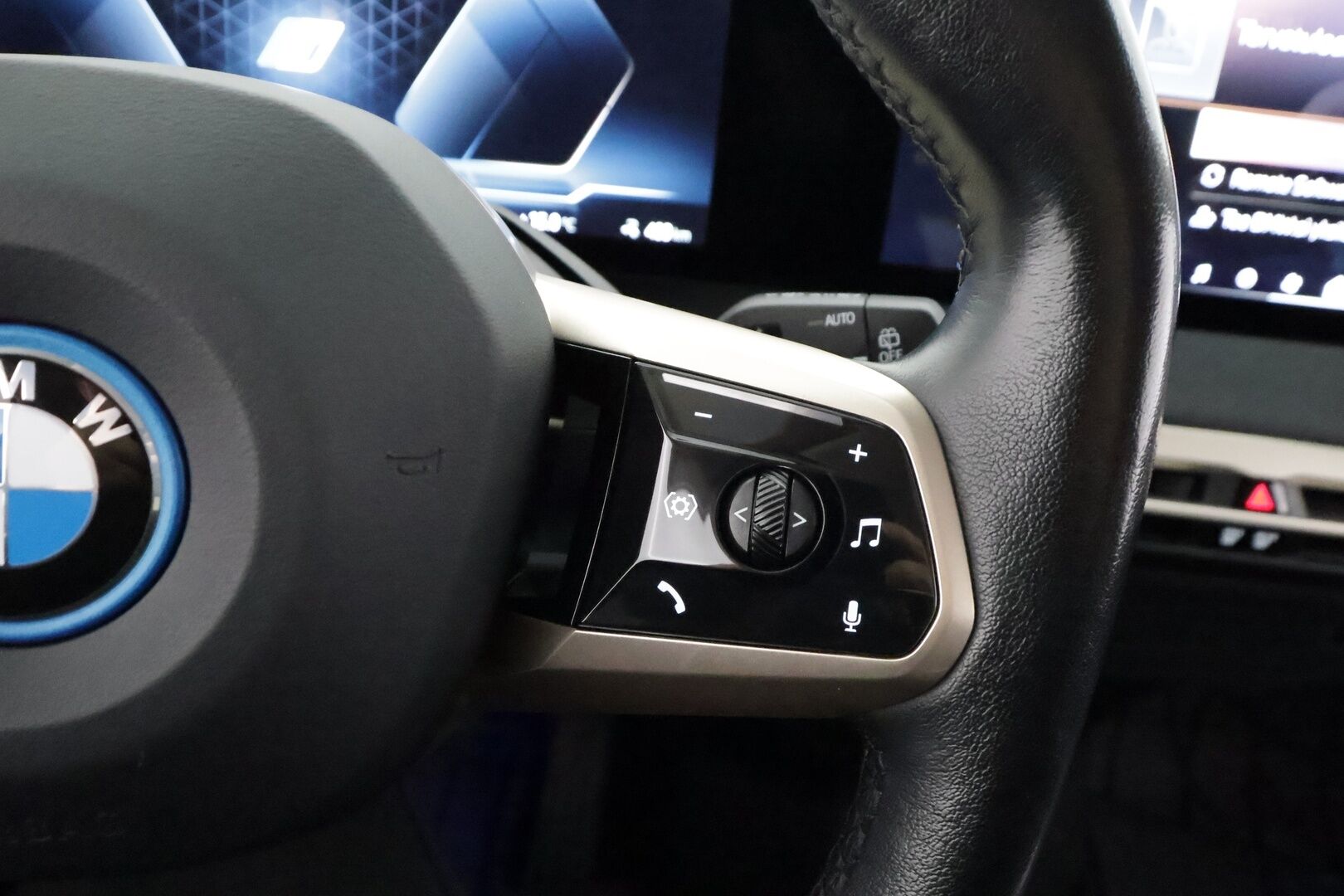 BMW IX 2023 Xdrive 50 Innovation - | ACC | ILP | Koukku | Hifit | Laser Light | Hierovat&Ilmastoidut Muistinahat | 360-Kamera | Ratinlämmitys | Kahdet Renkaat |