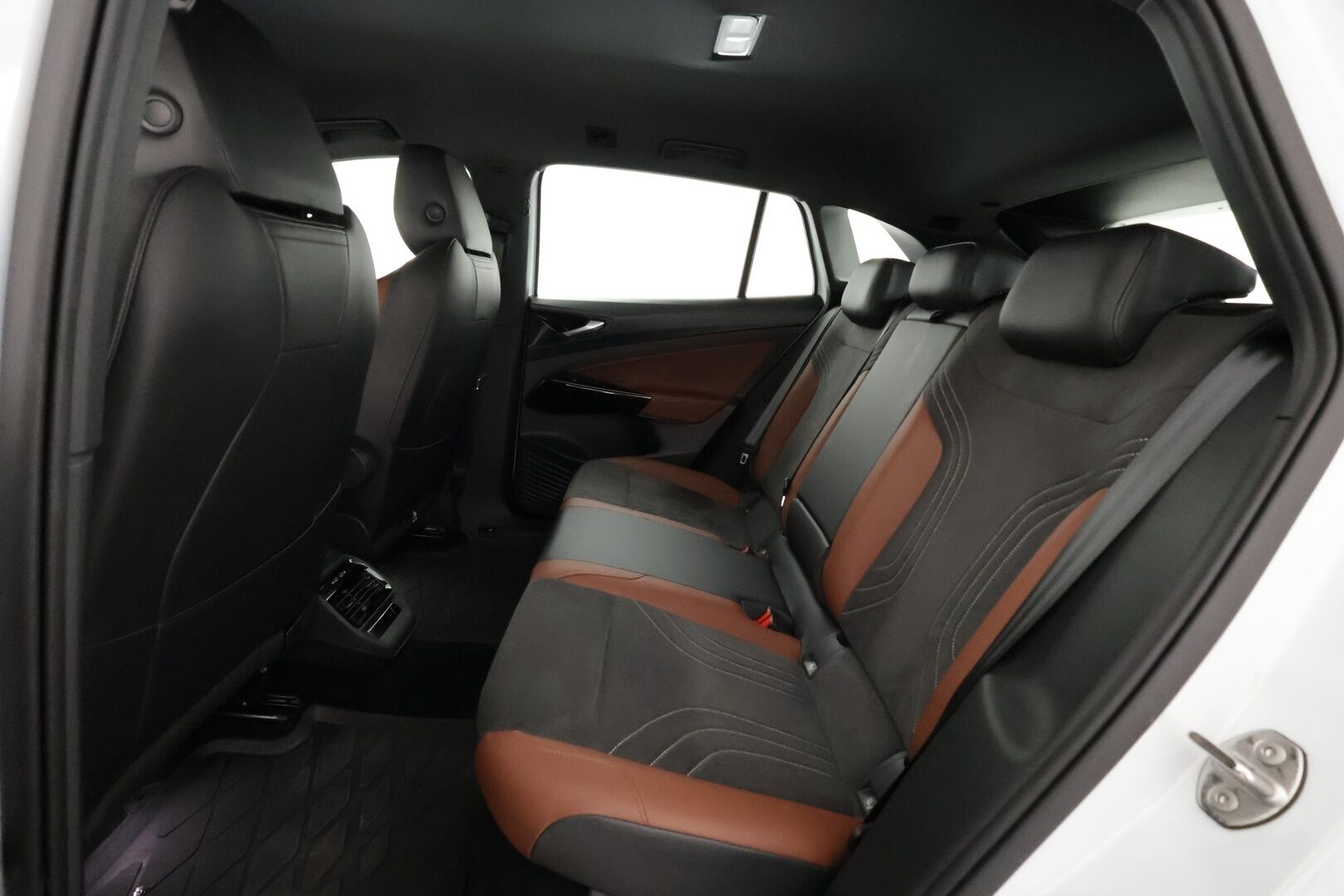 VOLKSWAGEN ID.4 2023 Pro 4MOTION Business 195 kW, akku 77 kWh - | ILP | Koukku | ACC | LED | P.Kamera | Nahka-Alcantara | Navi | Kaistavahti | Keyless | Kahdet renkaat | 2x Latauskaapelit | Merkkihuollot |
