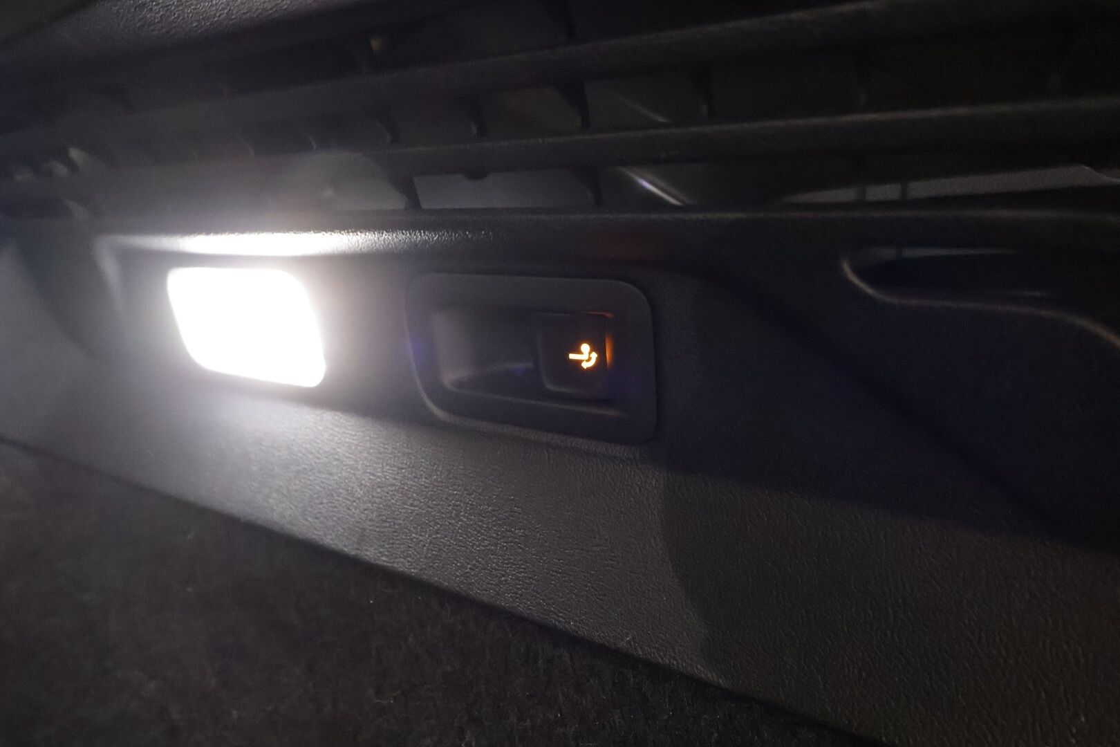 VOLKSWAGEN ID.4 2023 Pro 4MOTION Business 195 kW, akku 77 kWh - | ILP | Koukku | ACC | LED | P.Kamera | Nahka-Alcantara | Navi | Kaistavahti | Keyless | Kahdet renkaat | 2x Latauskaapelit | Merkkihuollot |