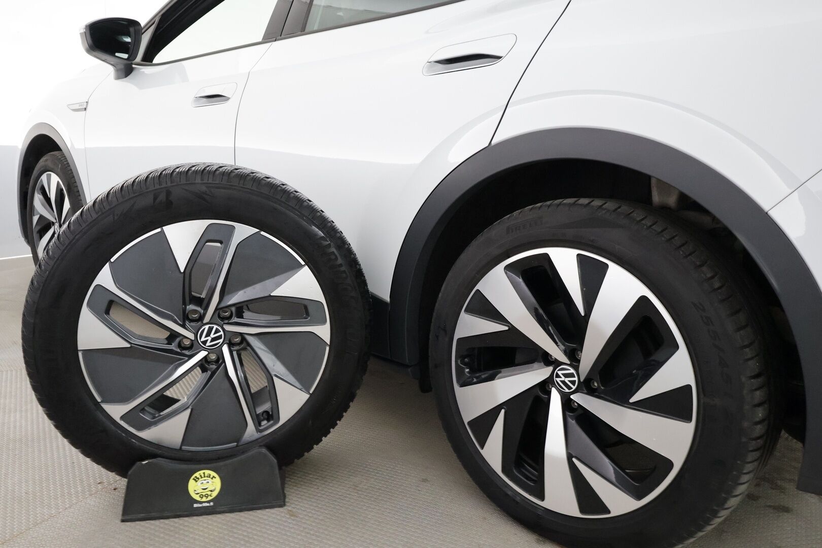 VOLKSWAGEN ID.4 2023 Pro 4MOTION Business 195 kW, akku 77 kWh - | ILP | Koukku | ACC | LED | P.Kamera | Nahka-Alcantara | Navi | Kaistavahti | Keyless | Kahdet renkaat | 2x Latauskaapelit | Merkkihuollot |