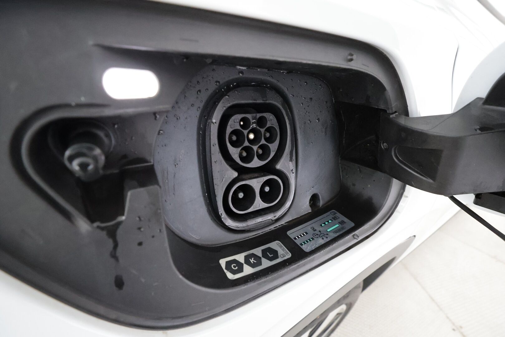 VOLKSWAGEN ID.4 2023 Pro 4MOTION Business 195 kW, akku 77 kWh - | ILP | Koukku | ACC | LED | P.Kamera | Nahka-Alcantara | Navi | Kaistavahti | Keyless | Kahdet renkaat | 2x Latauskaapelit | Merkkihuollot |