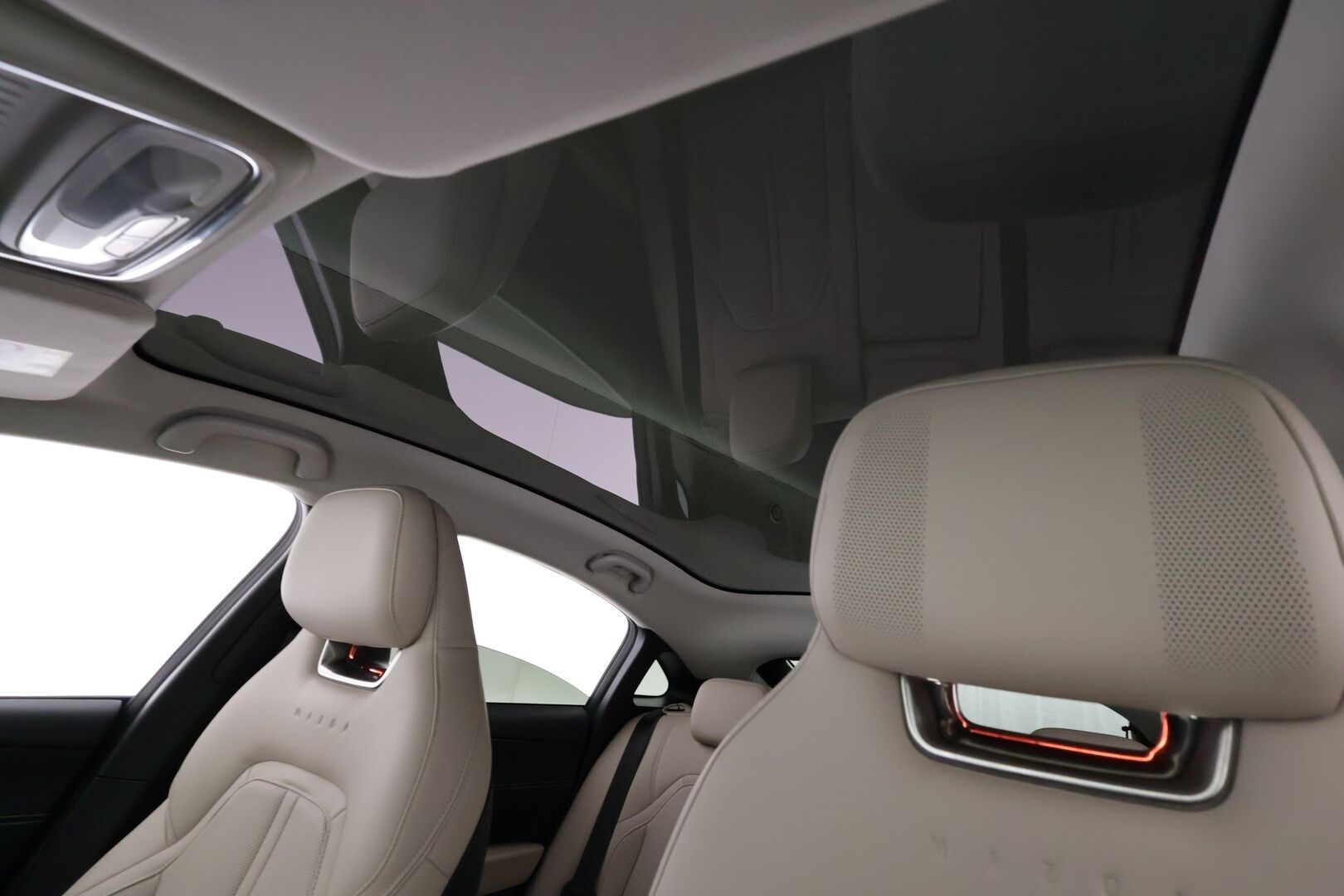 Mazda 6e 2025 68,8 kWh Takumi (GW7) - | ILP | ACC | 360 | HUD | Panorama | Ilmastoidut etuistuimet sähkösäädöllä | Vaalea Keinonahka-verhoilu | Sony |
