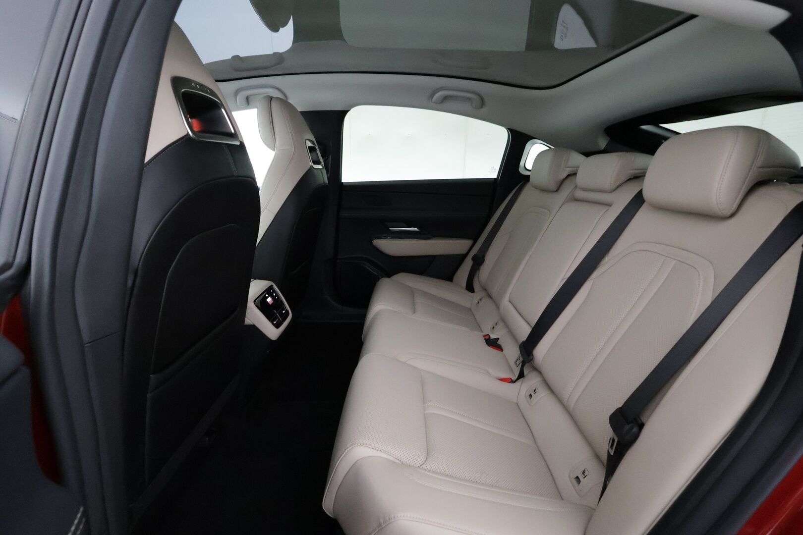 Mazda 6e 2025 68,8 kWh Takumi (GW7) - | ILP | ACC | 360 | HUD | Panorama | Ilmastoidut etuistuimet sähkösäädöllä | Vaalea Keinonahka-verhoilu | Sony |