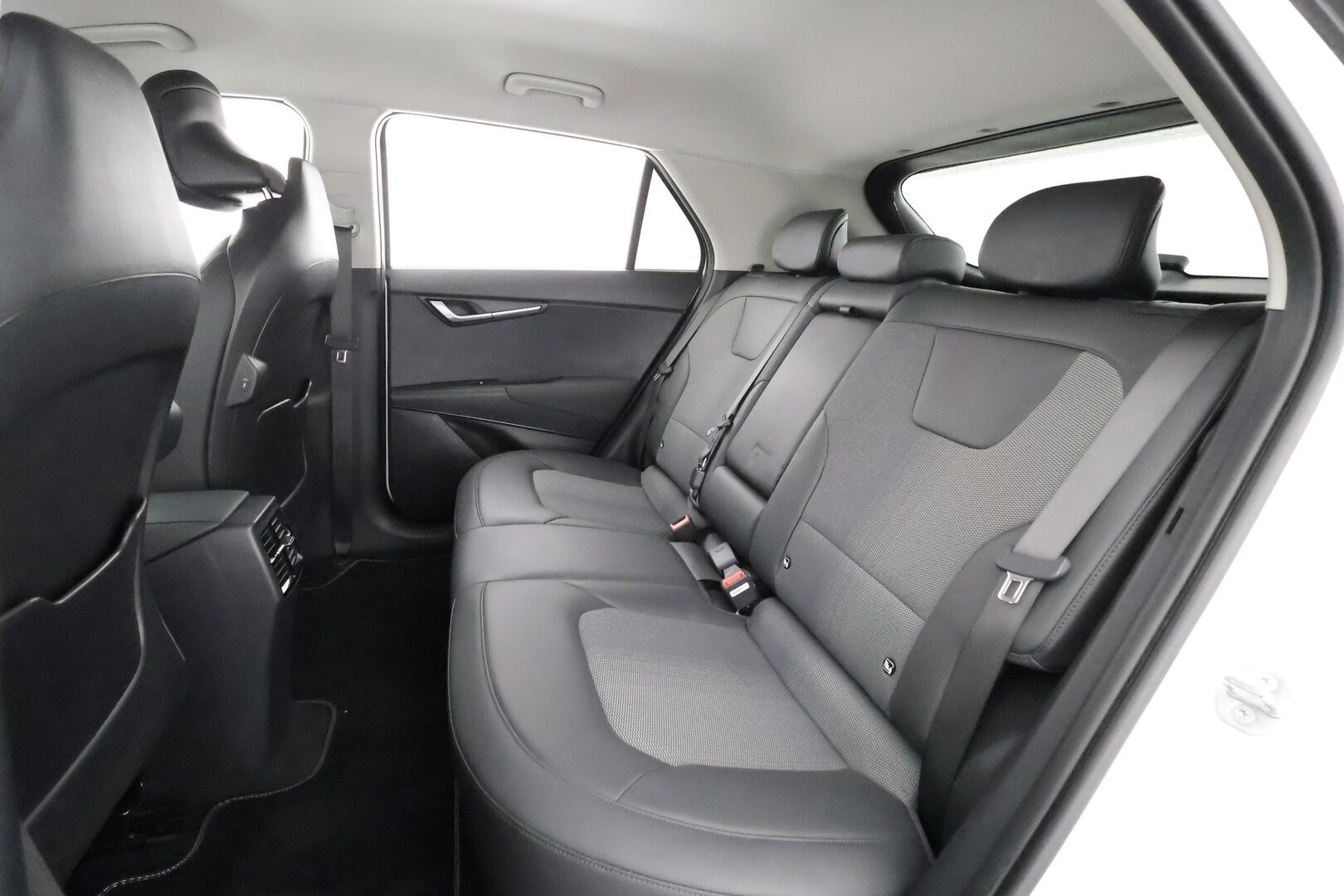 Kia Niro 2023 EX 64,8kWh 204hv - | ACC | ILP | Puolinahat | Sähköpenkki | V2L | LED | P.kamera ja tutkat | HDA | BSM | RCTA | Keyless | Lämm. ratti | 2x renkaat aluin | Merkkihuollot | 