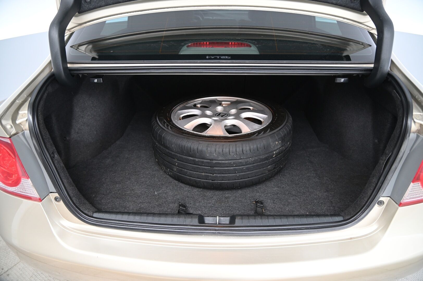 Honda Civic 2008 4D 1,8i Comfort AT * Suomi-auto / Lohkolämmitin / Vetokoukku * - Siistikuntoinen / Hyvä huoltohistoria