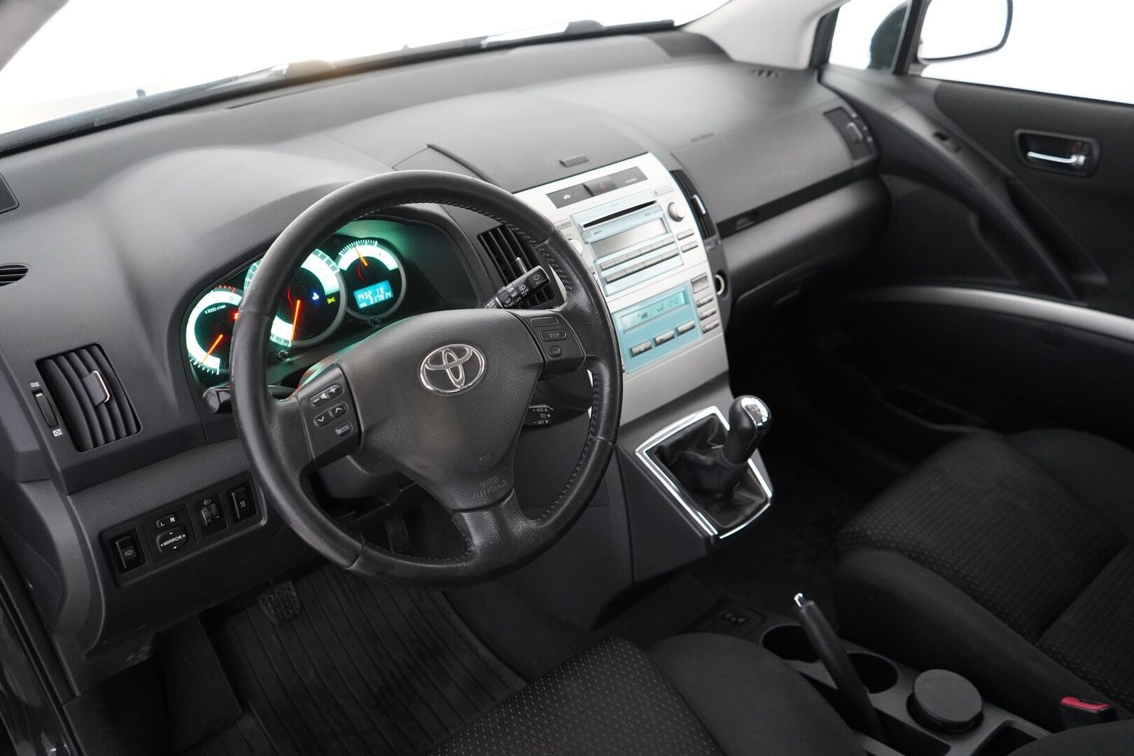 Toyota Corolla Verso 2008 - YritysOutlet - Myydään vain yrityksille - Koukku / Vakkari / Lohko / Tutka / Kahdet renkaat alumiinivantein / Säntilliset huollot