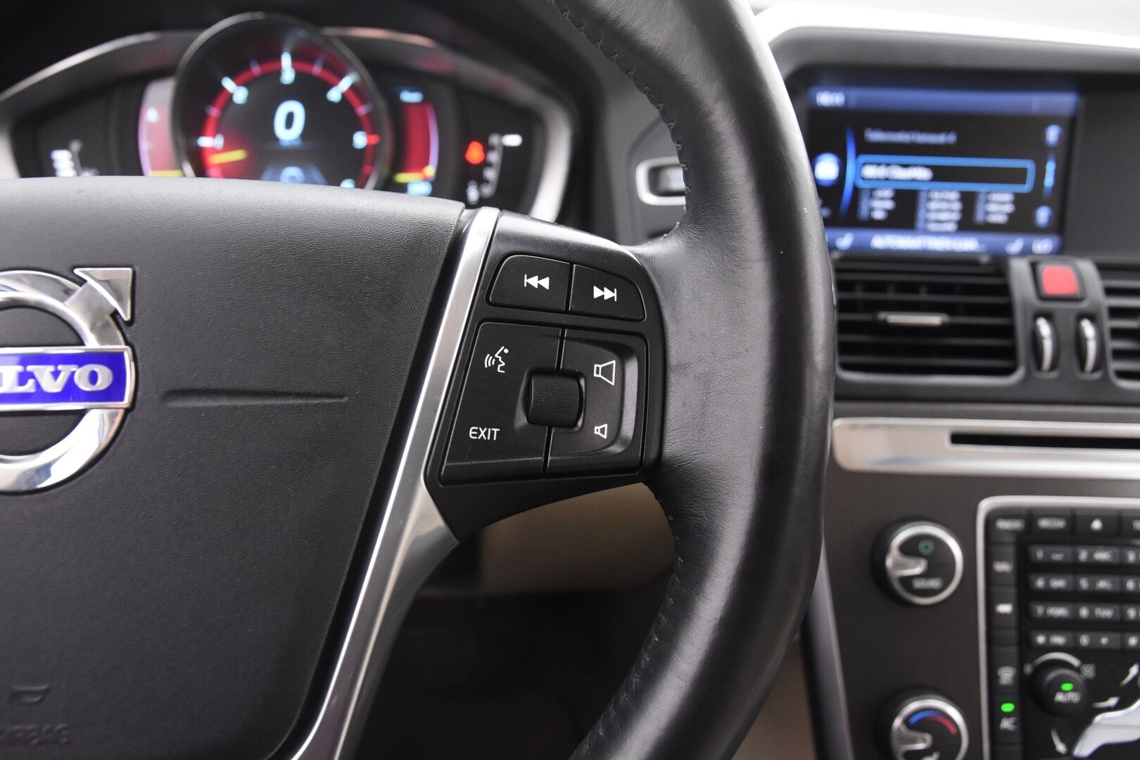Volvo XC60 2014 D4 AWD Business Summum aut - | Adaptiivinen vakkari | Webasto | Koukku | Kahdet renkaat+vanteet | Peruutustutka | BLIS | Xenon valot |
