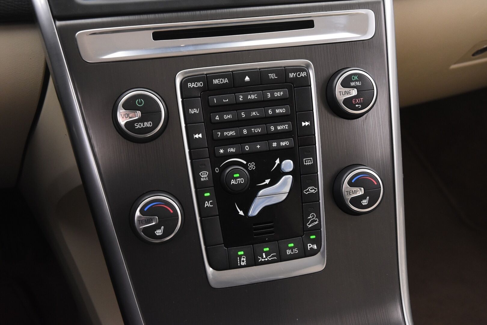 Volvo XC60 2014 D4 AWD Business Summum aut - | Adaptiivinen vakkari | Webasto | Koukku | Kahdet renkaat+vanteet | Peruutustutka | BLIS | Xenon valot |