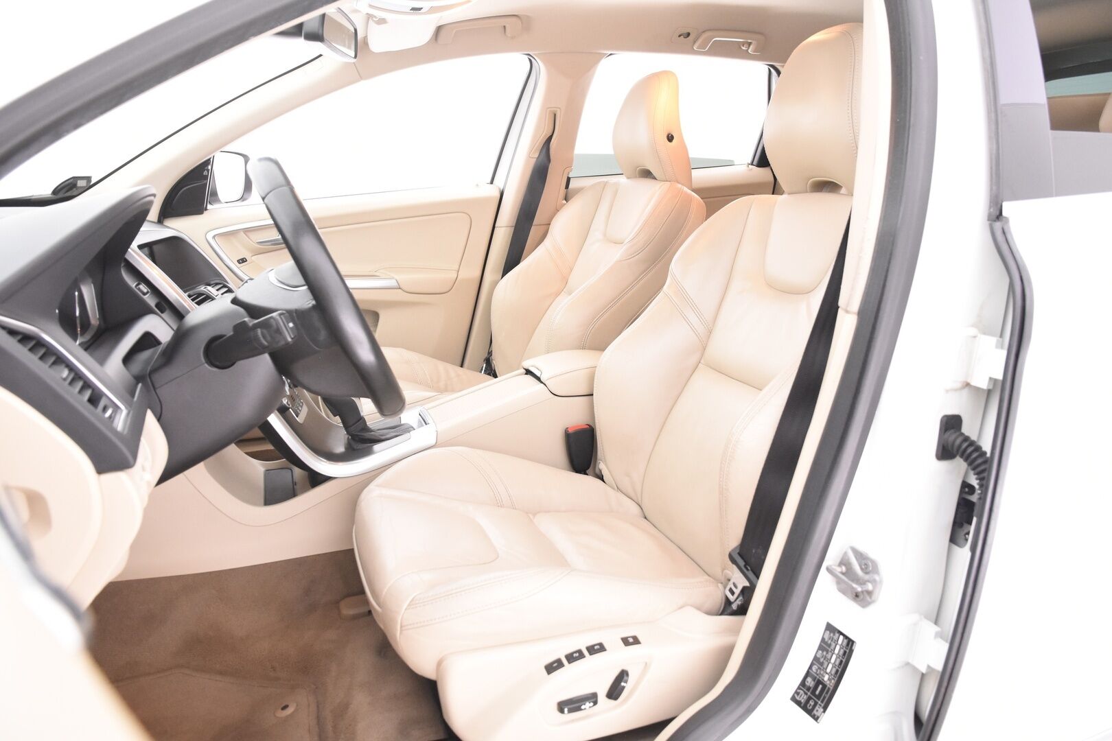 Volvo XC60 2014 D4 AWD Business Summum aut - | Adaptiivinen vakkari | Webasto | Koukku | Kahdet renkaat+vanteet | Peruutustutka | BLIS | Xenon valot |