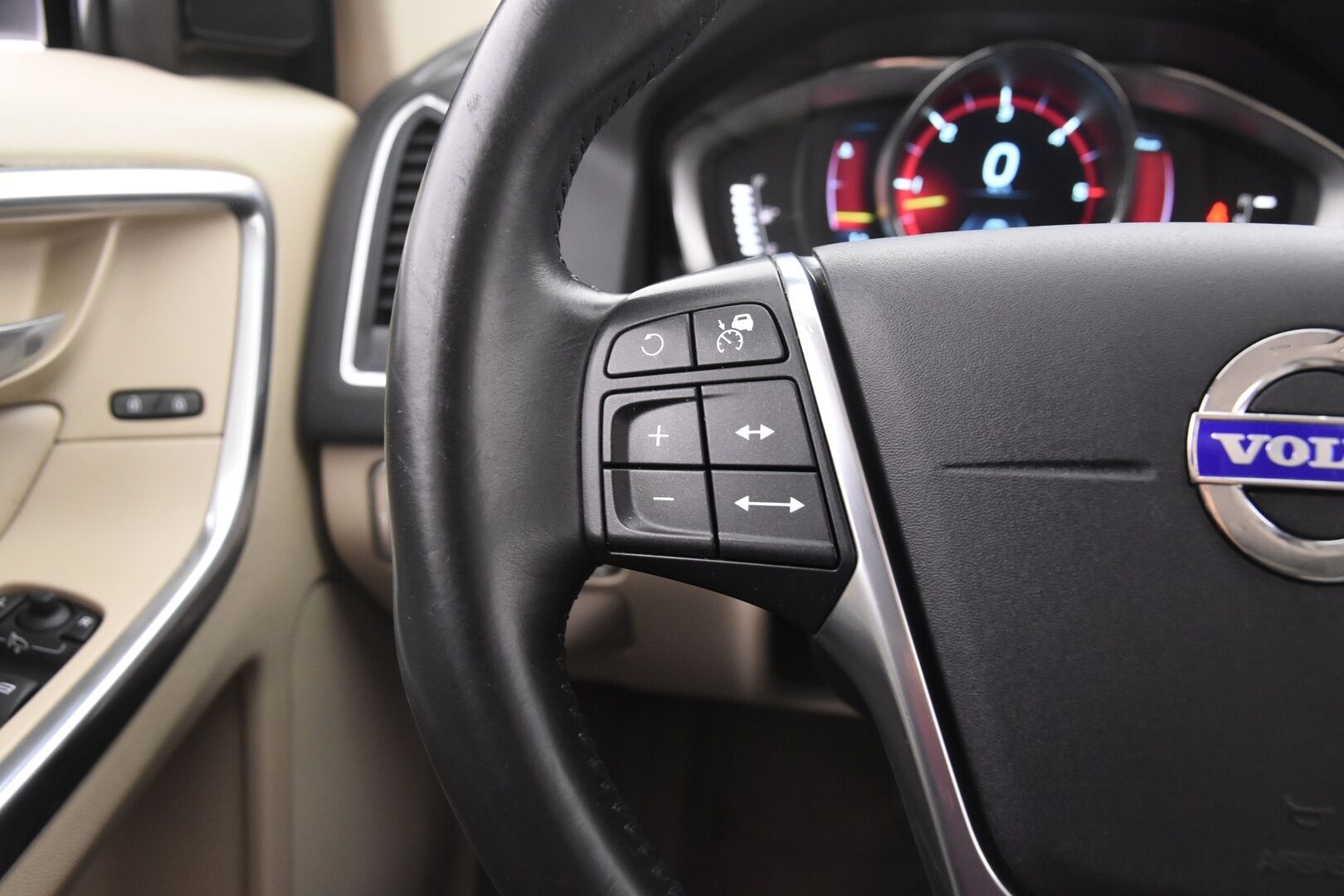 Volvo XC60 2014 D4 AWD Business Summum aut - | Adaptiivinen vakkari | Webasto | Koukku | Kahdet renkaat+vanteet | Peruutustutka | BLIS | Xenon valot |