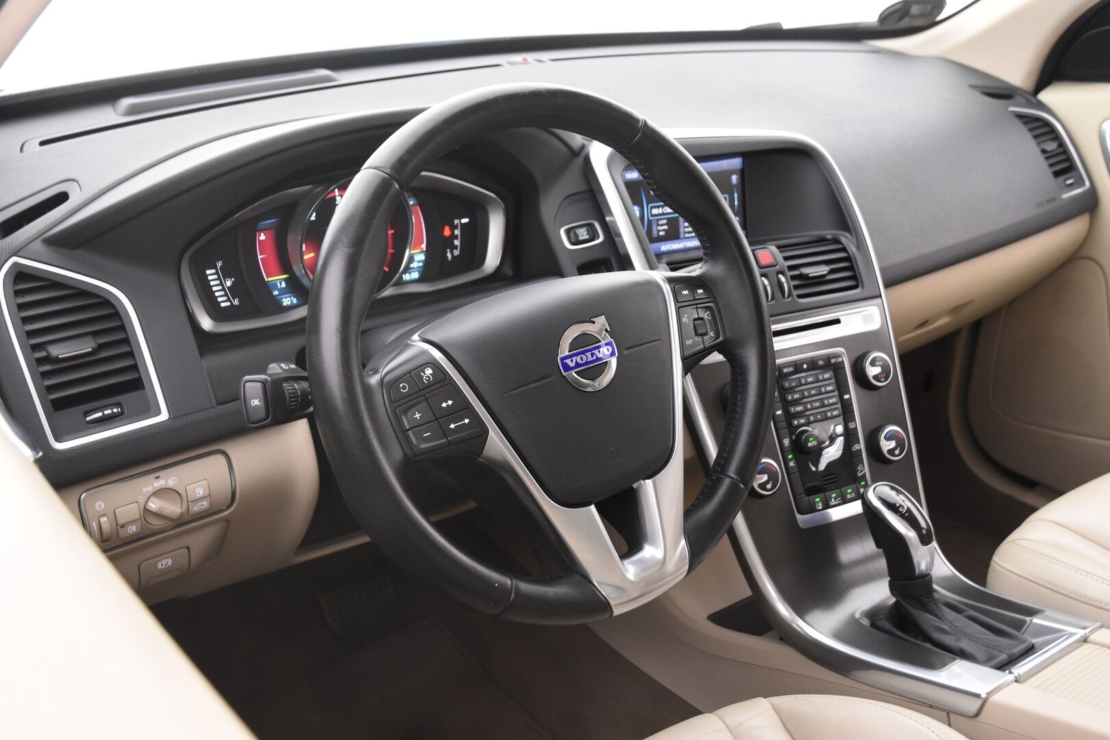 Volvo XC60 2014 D4 AWD Business Summum aut - | Adaptiivinen vakkari | Webasto | Koukku | Kahdet renkaat+vanteet | Peruutustutka | BLIS | Xenon valot |