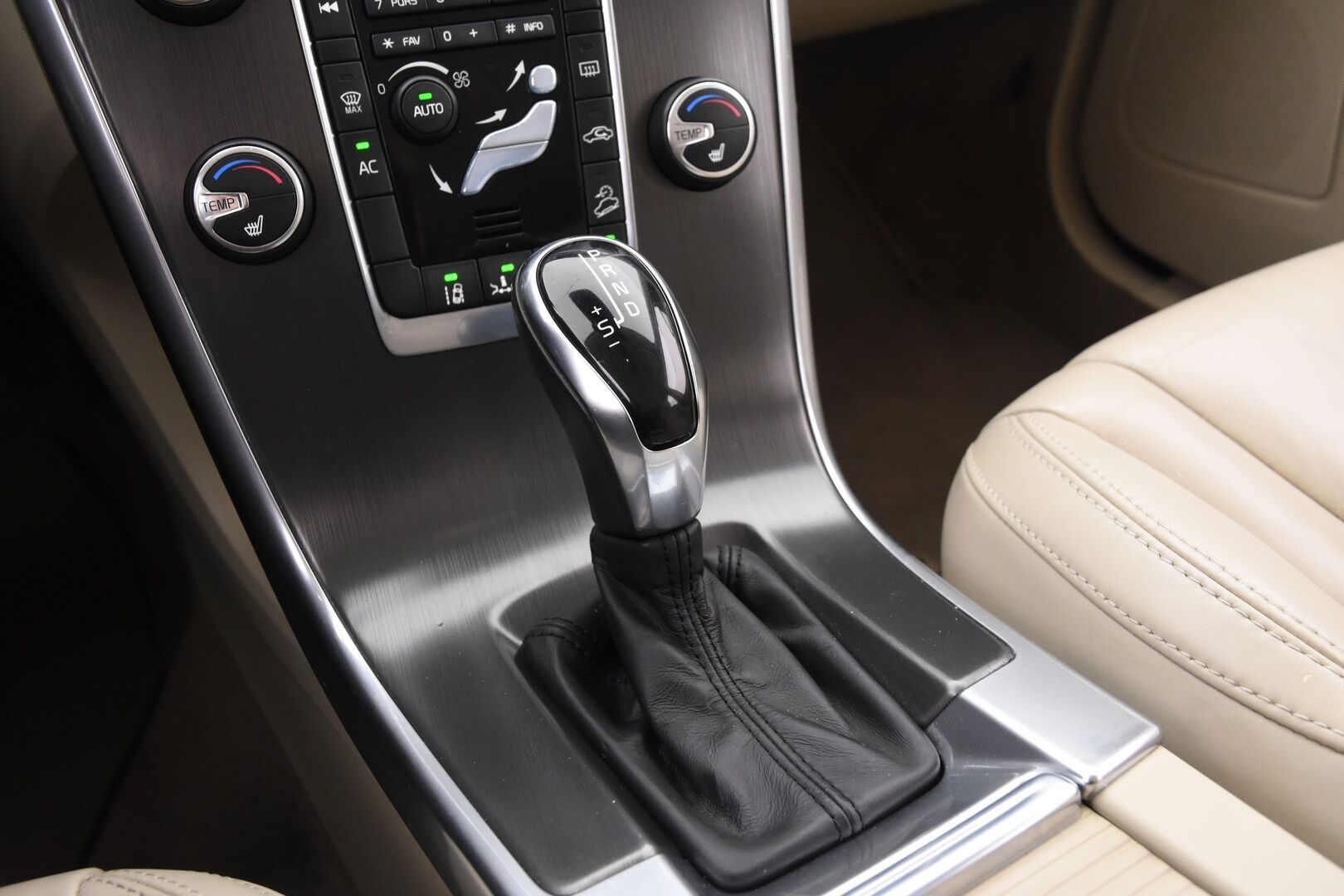 Volvo XC60 2014 D4 AWD Business Summum aut - | Adaptiivinen vakkari | Webasto | Koukku | Kahdet renkaat+vanteet | Peruutustutka | BLIS | Xenon valot |