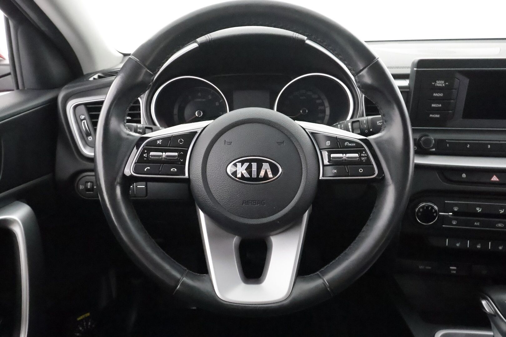 Kia Ceed 2020 1,4 T-GDI ISG 140hv Active SW DCT A/T - | Vakkari | Koukku | Merkkihuollot | Lane Assist | Hätäjarrutusavustin | Lämm. ratti | BT | P.tutka | Lohko+sisälämmitin | Ilmastointi | 2x renkaat |