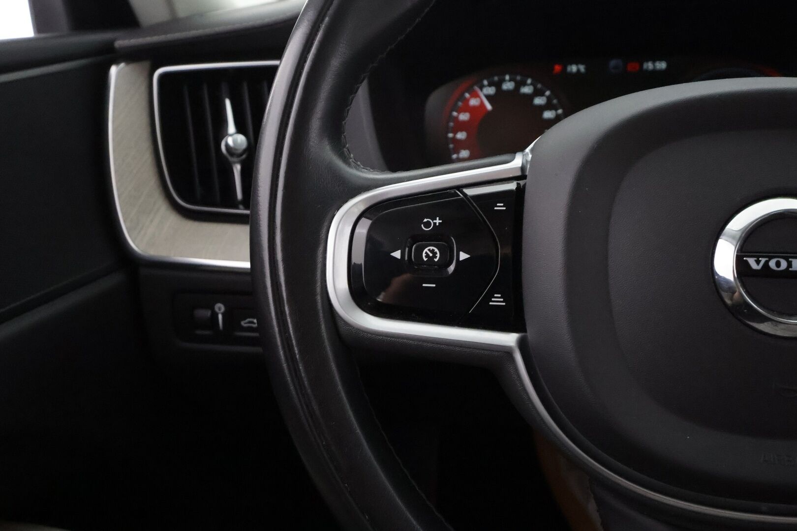 Volvo XC60 2020 T8 TwE AWD Inscription Aut - | ACC | Webasto | Koukku | Panorama | Sähkönahat | Muistipenkki | Full-LED | P.kamera | Pilot Assist | BLIS | Keyless | 2x renkaat aluin |