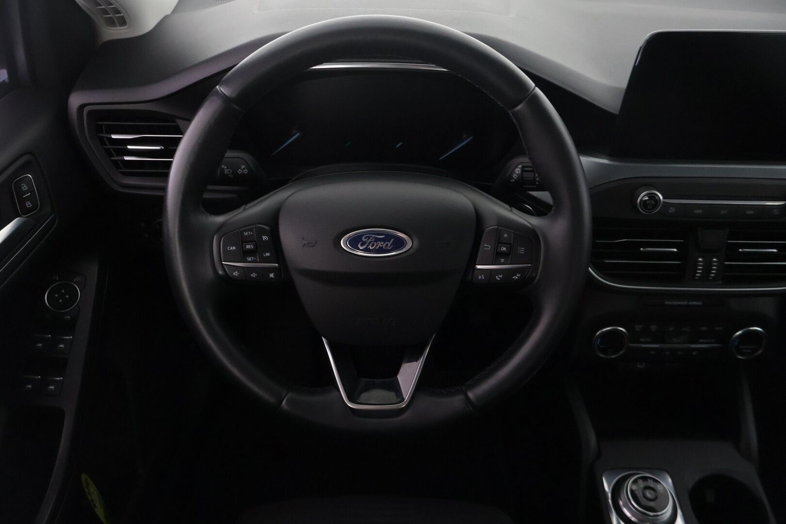 Ford Focus 2020 1,0 EcoBoost 125hv A8 Active - Webasto / 2.Omisteinen / Suomi-Auto / P-Tutkat / Vetokoukku / Lämpölasi / Ratinlämmitin